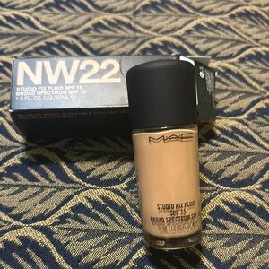MAC Cosmetics Studio Fix Fluid SPF 15 Foundation - NW22